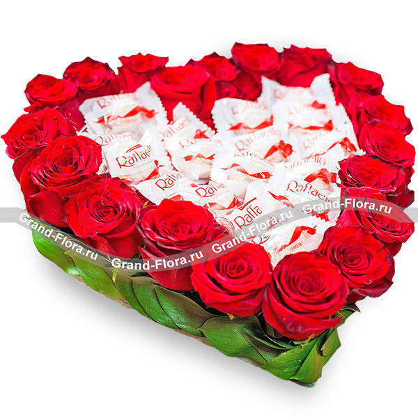 Валентинка - композиция из роз с рафаэлло в виде сердца